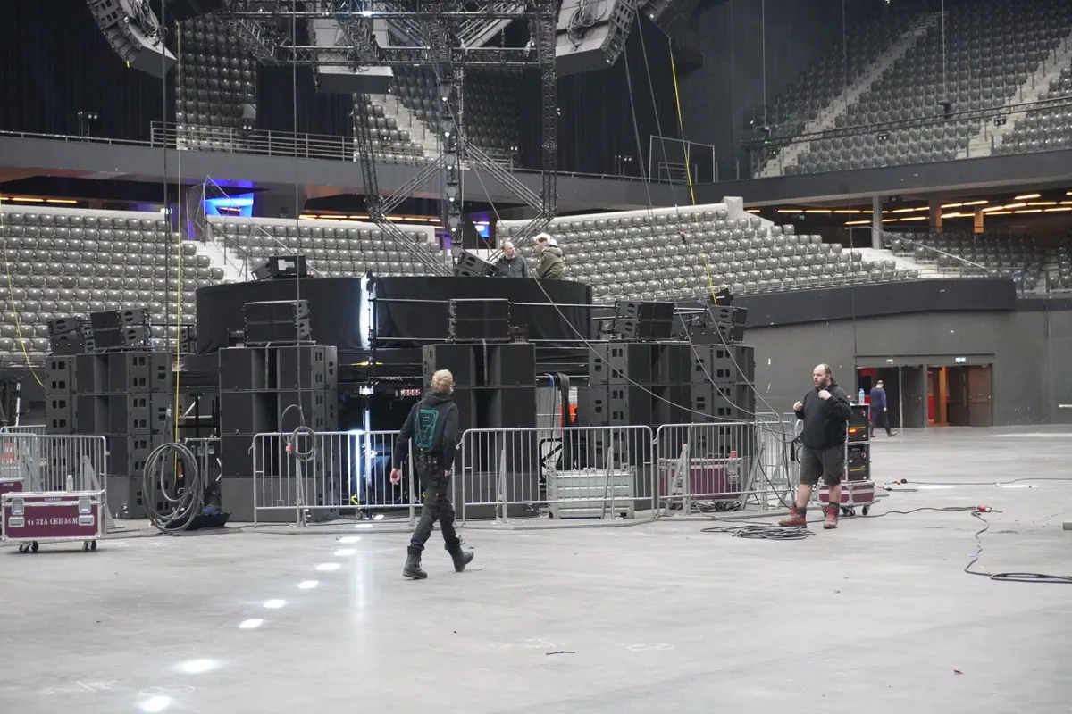 Leere Arena während der technischen Probe mit Crew vor Ort