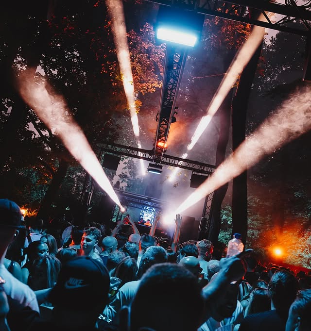 Photo by Powerproductions BV on April 02, 2026. May be an image of one or more people, crowd, concert and text.